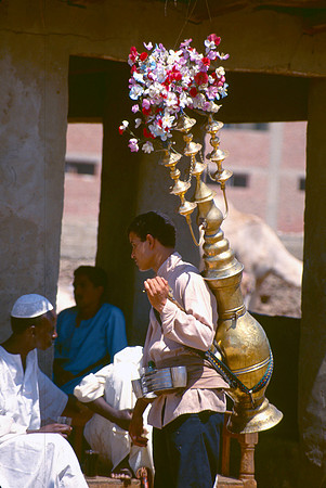 Man delivers water to the thirsty buyers.