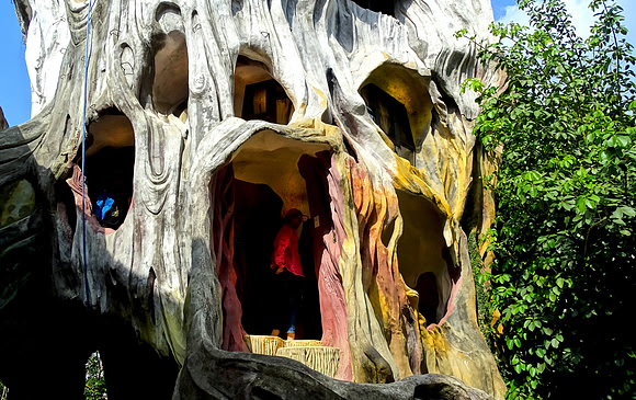 Hang Nga Guesthouse - "The Crazy House"